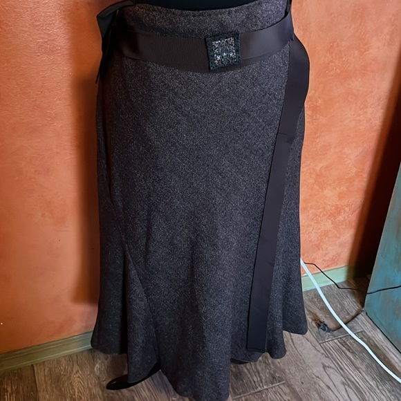 Elite tahari virgin wool skirt. - Picture 1 of 14